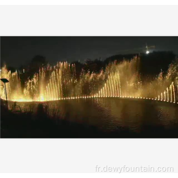 Grande fontaine de danse musicale colorée dans le grand lac